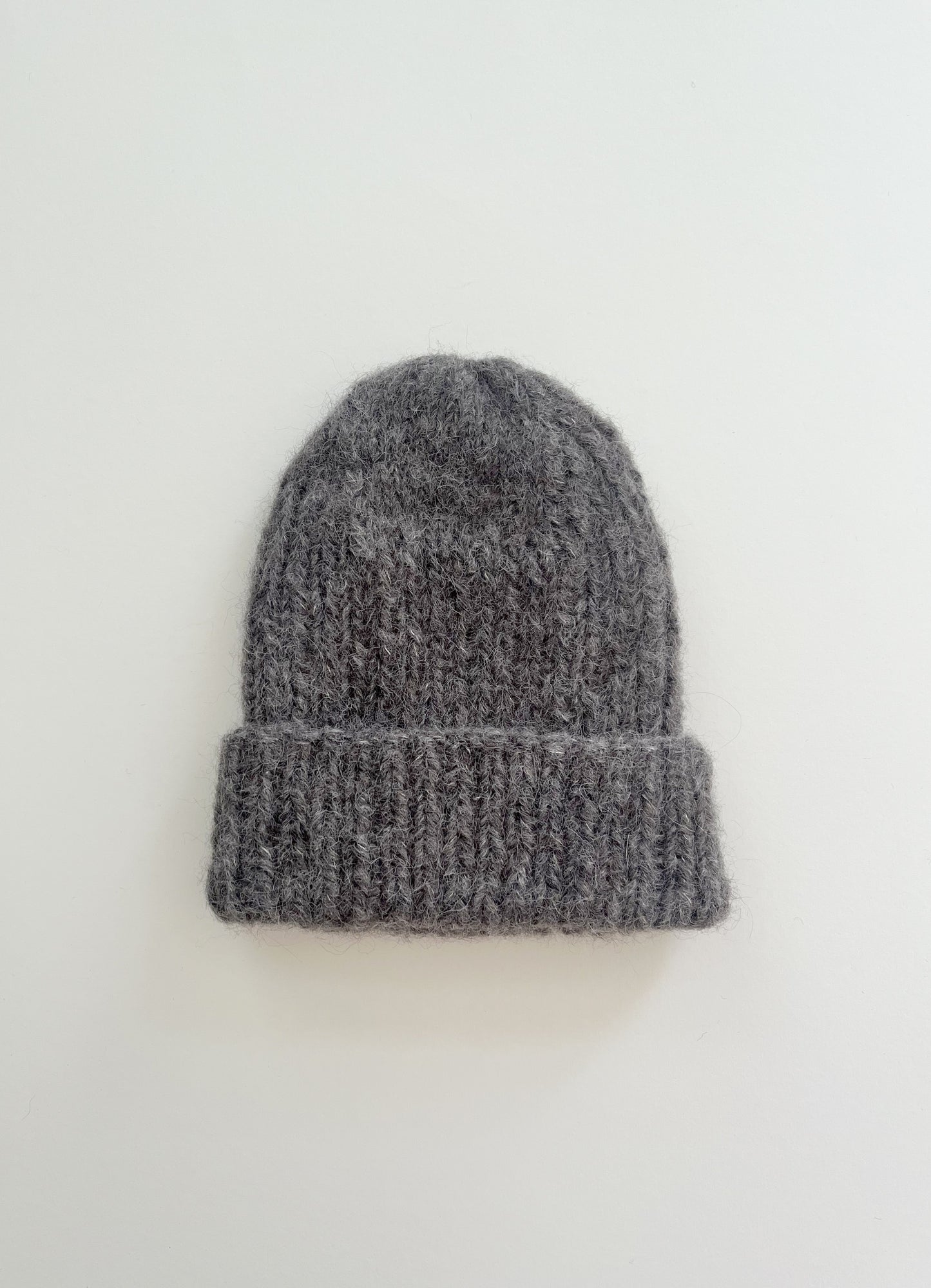 Graue Alpaka Mütze handgestrickt - weich, warm & zeitlos aus Alpaka & Seide