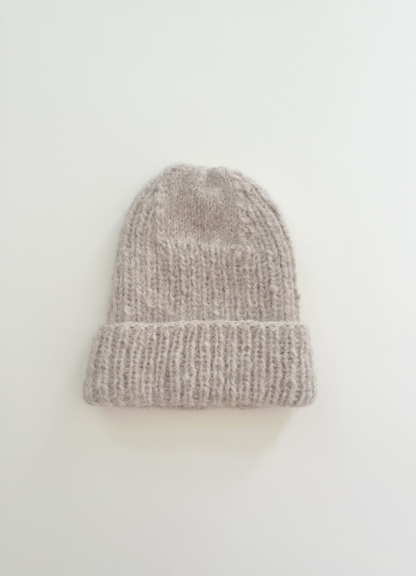 Beige Alpaka Mütze handgestrickt - warm, weich & modern