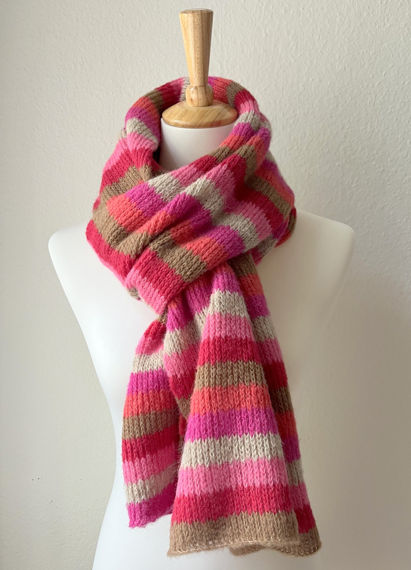 Gestreifter Alpaka Schal Damen in Rot, Pink & Beige – weich & handgefertigt