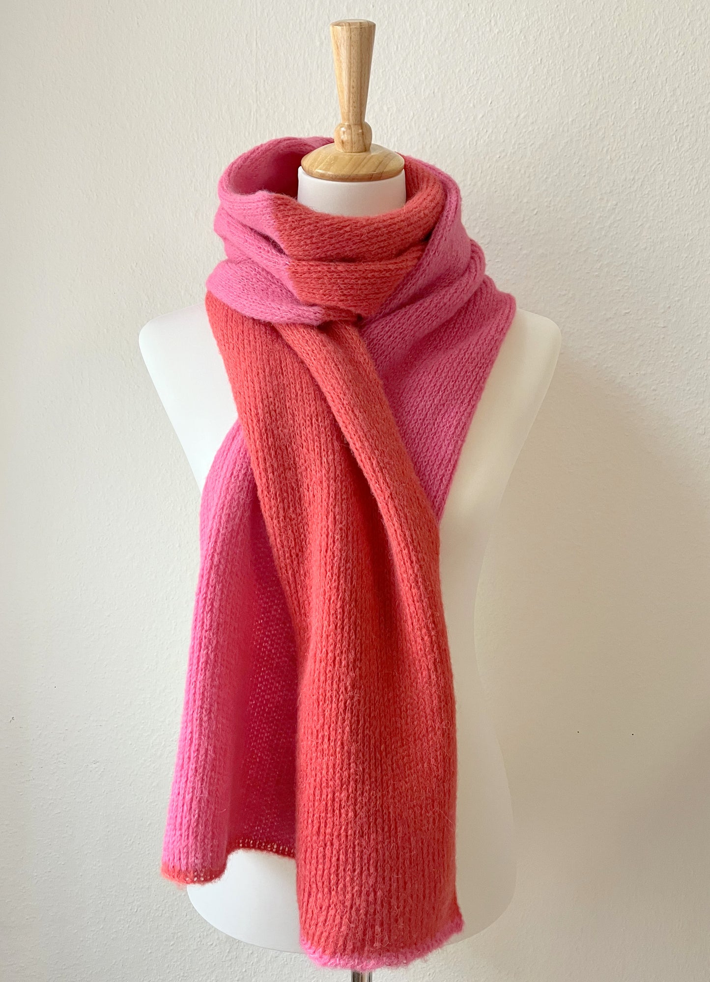 Alpaka Schal Damen zweifarbig in Koralle & Pink – weich & handgefertigt