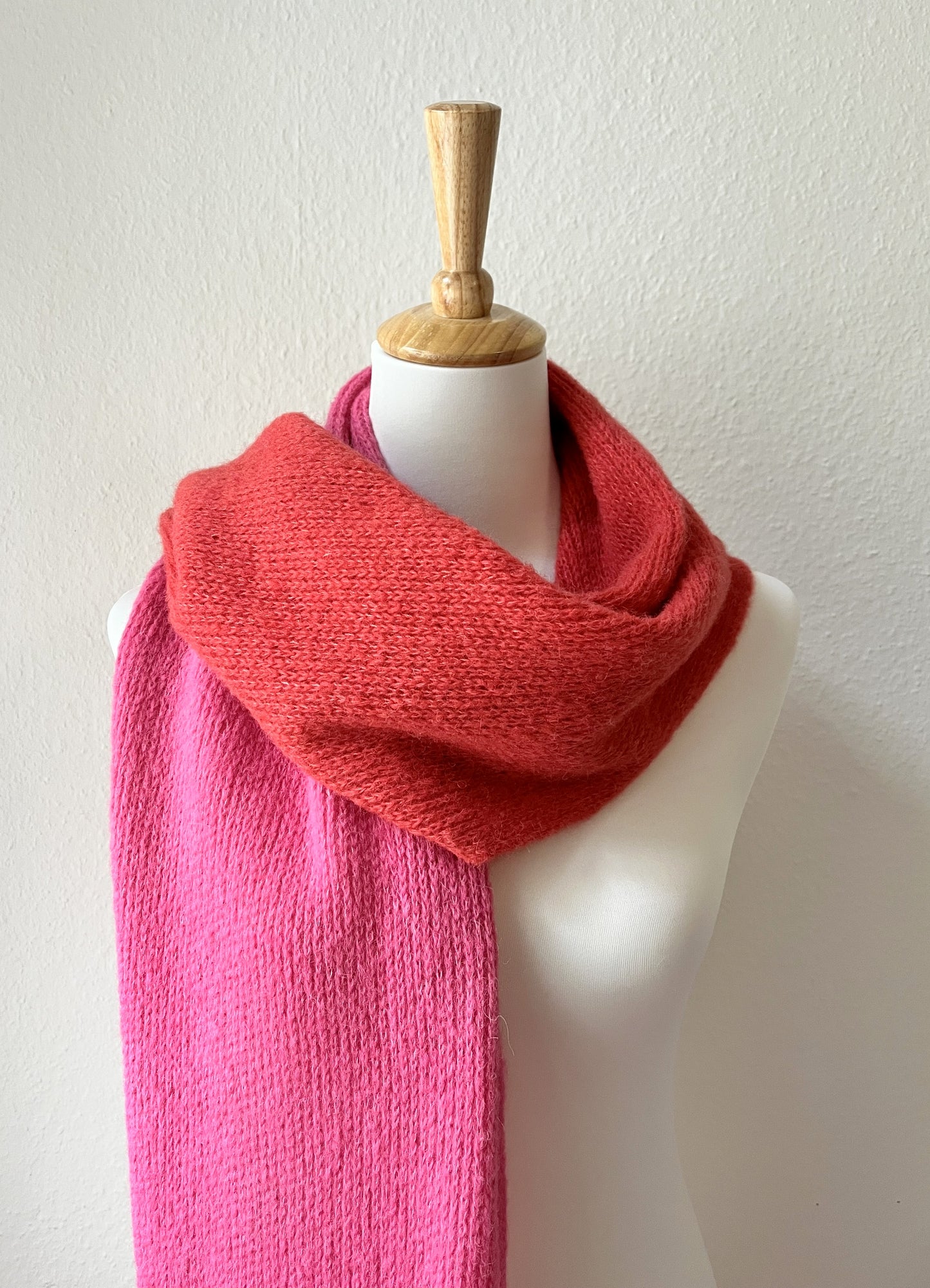 Alpaka Schal Damen zweifarbig in Koralle & Pink – weich & handgefertigt