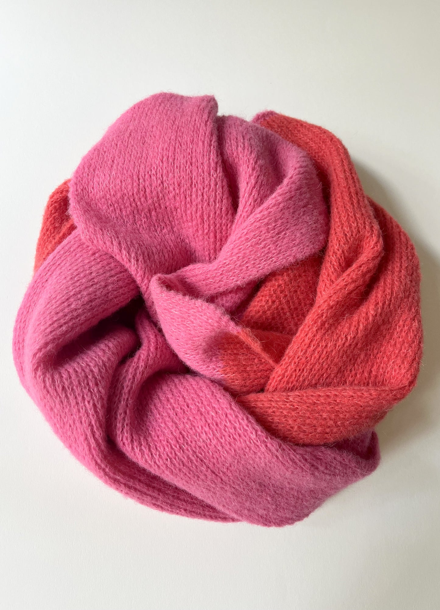 Alpaka Schal Damen zweifarbig in Koralle & Pink – weich & handgefertigt