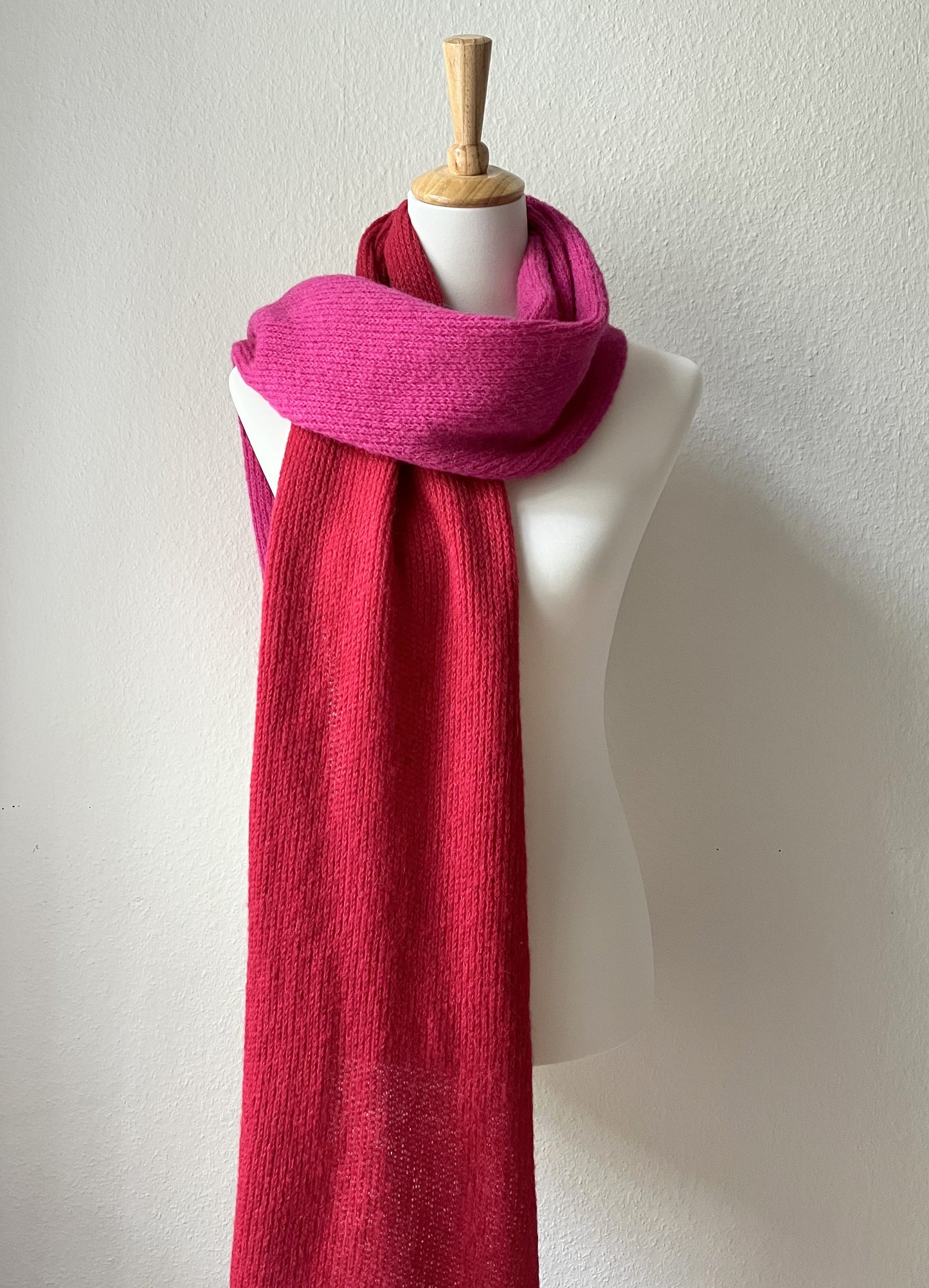 Alpaka Schal Damen zweifarbig in Rot & Knallpink – weich & handgefertigt