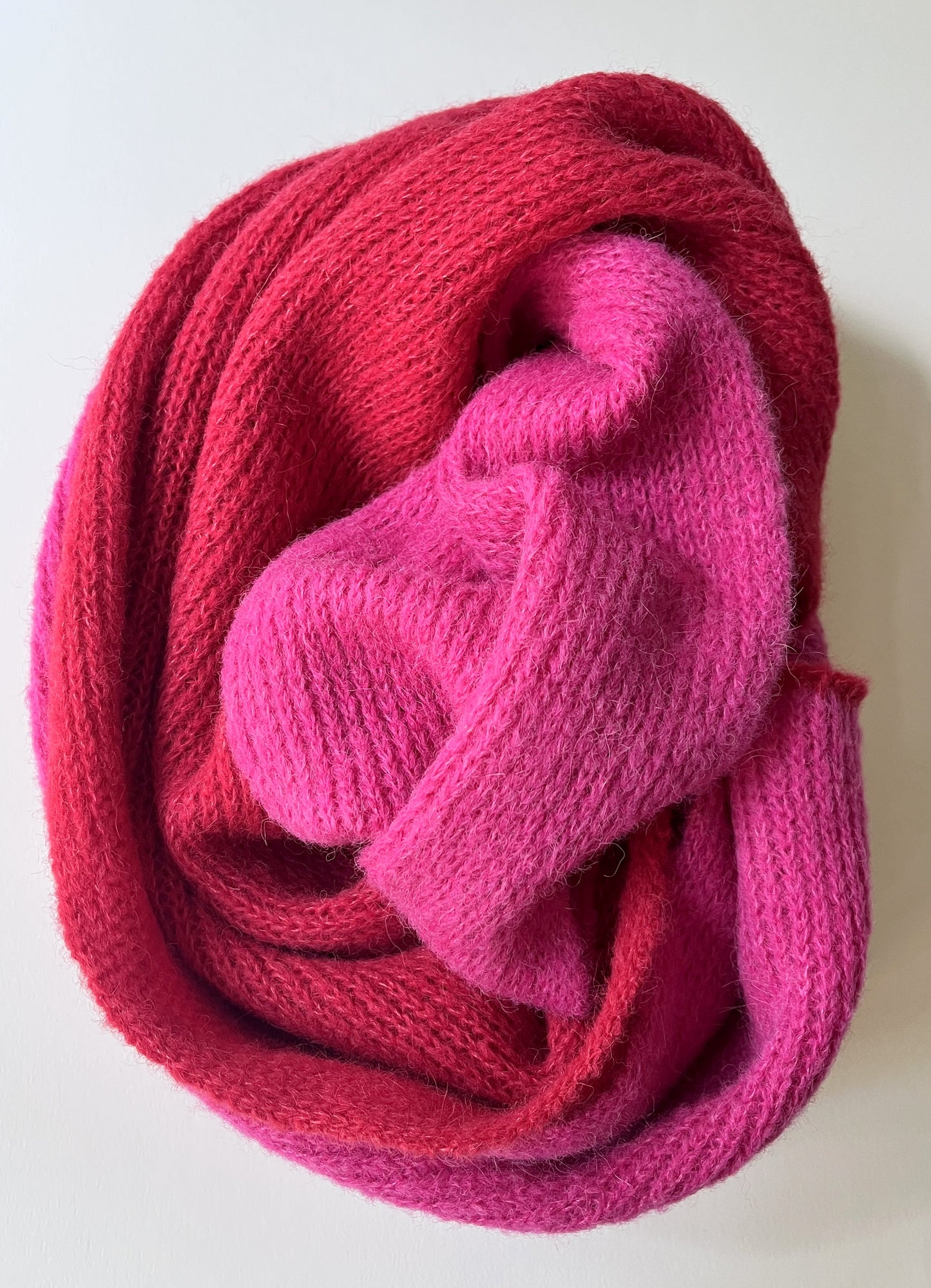 Alpaka Schal Damen zweifarbig in Rot & Knallpink – weich & handgefertigt