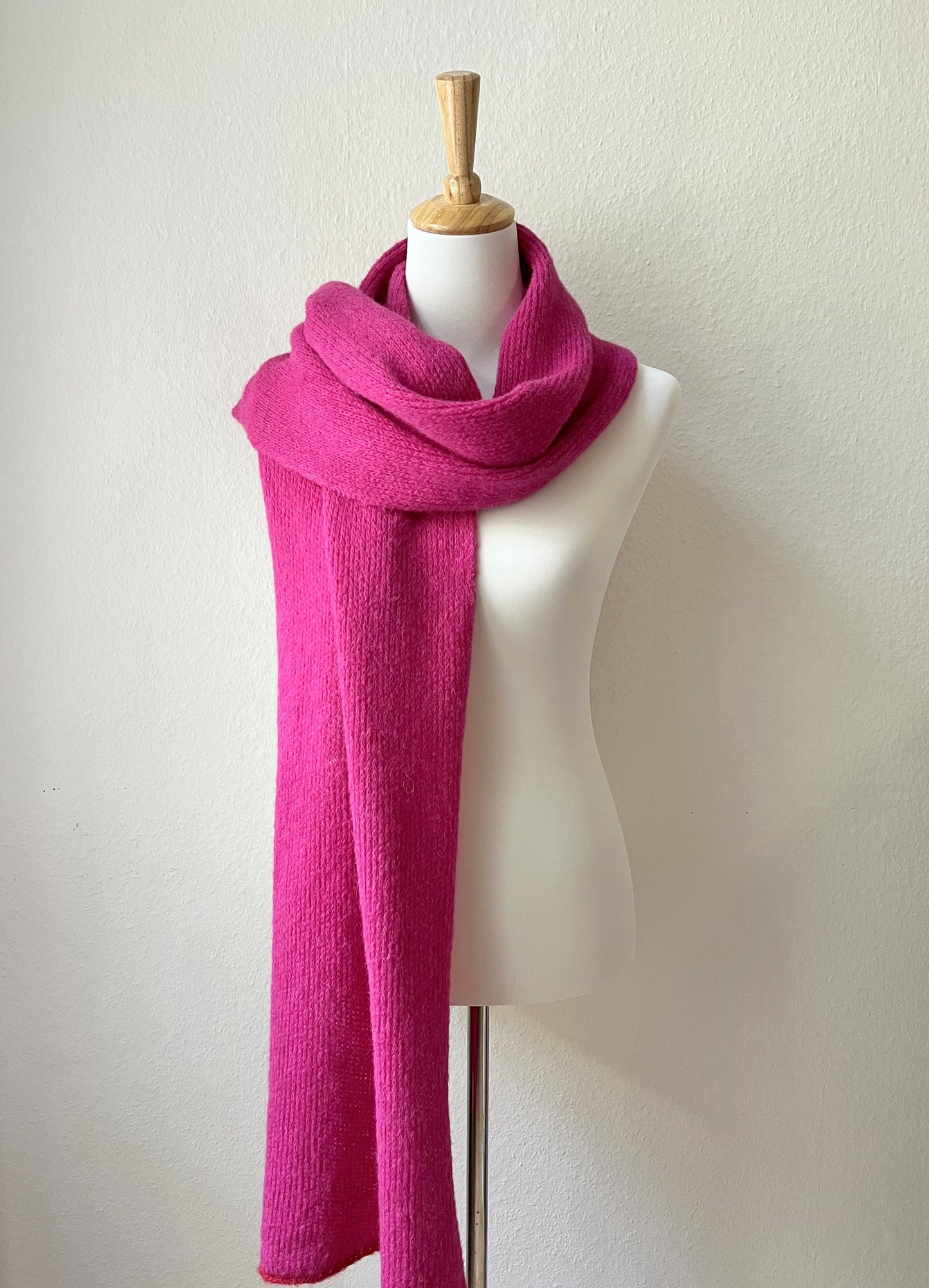 Knallpinker Alpaka Schal Damen – weich, warm & handgefertigt aus Alpaka & Seide