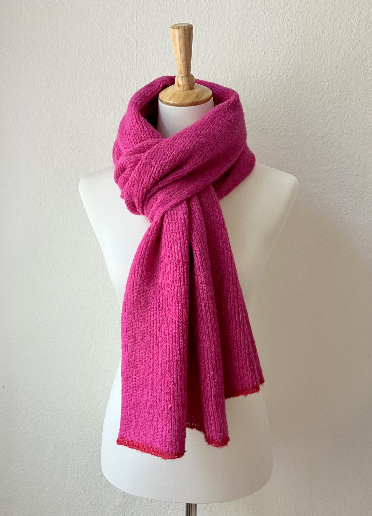 Knallpinker Alpaka Schal Damen – weich, warm & handgefertigt aus Alpaka & Seide