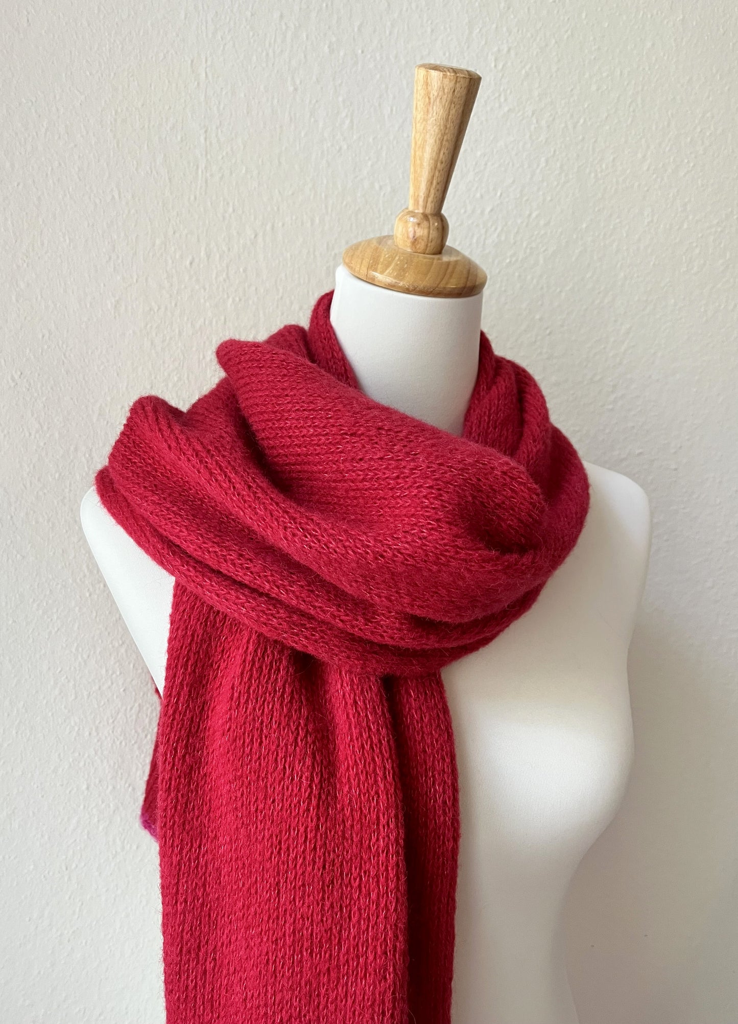 Roter Alpaka Schal Damen – handgefertigt aus Alpaka & Seide, weich & warm