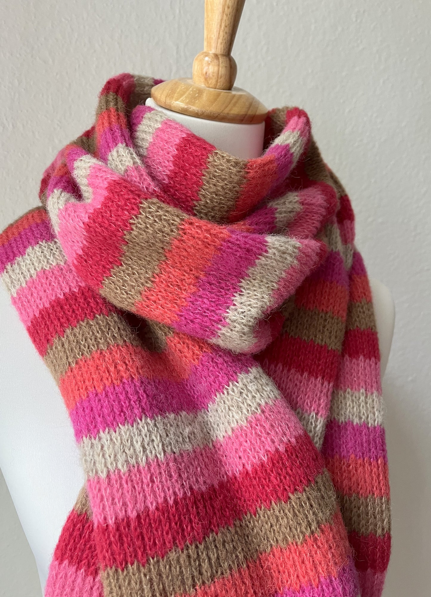 Gestreifter Alpaka Schal Damen in Rot, Pink & Beige – weich & handgefertigt