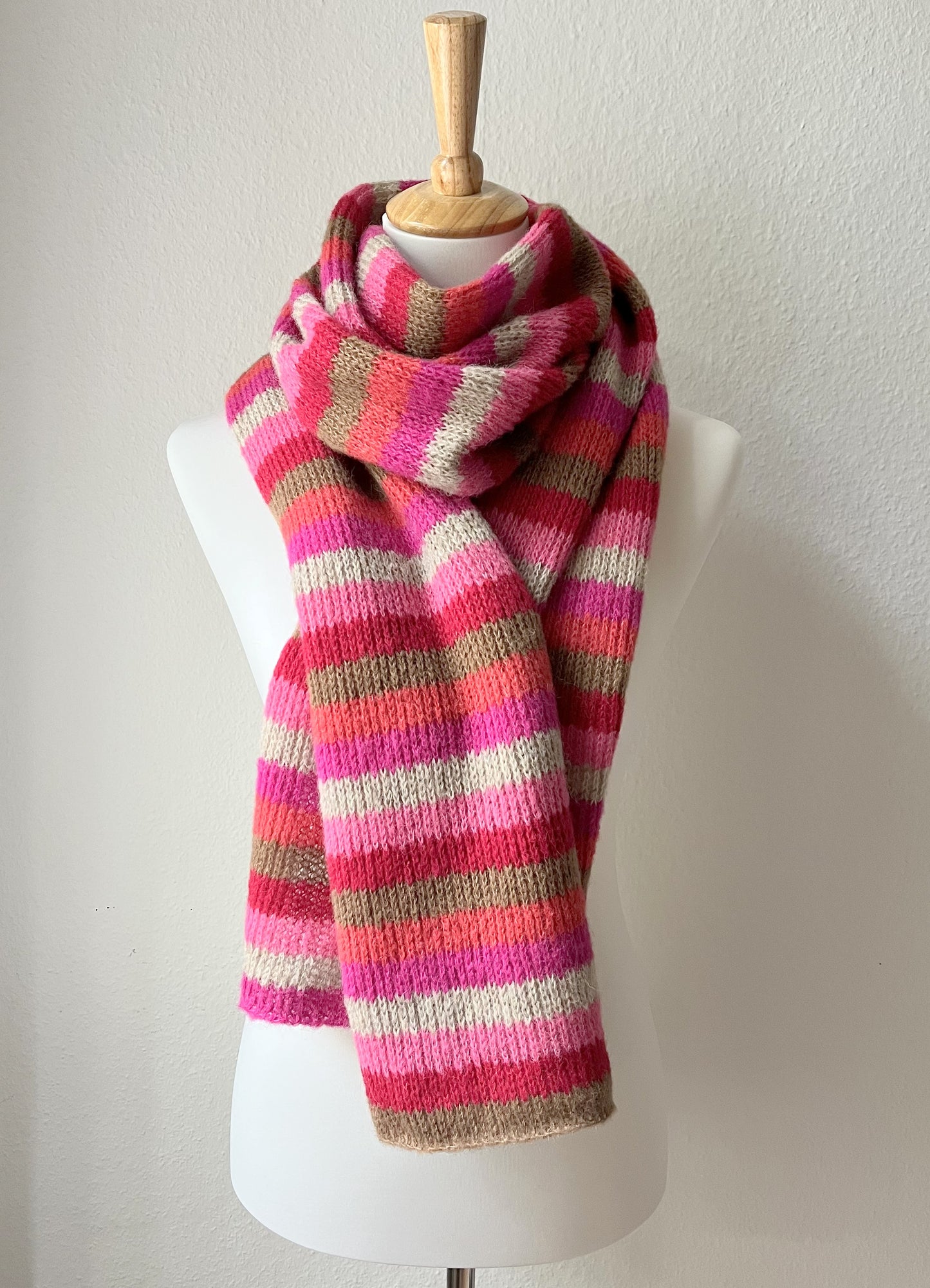 Gestreifter Alpaka Schal Damen in Rot, Pink & Beige – weich & handgefertigt