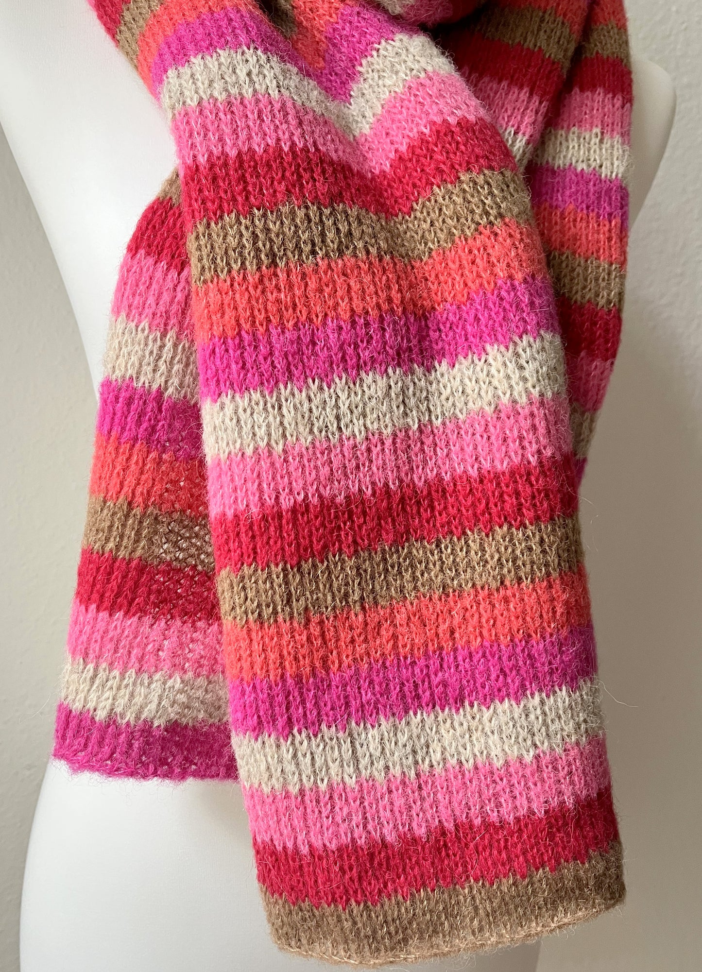 Gestreifter Alpaka Schal Damen in Rot, Pink & Beige – weich & handgefertigt