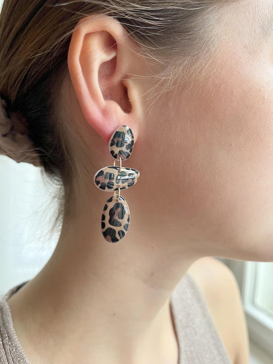 Polymerton Ohrringe LEO Kieseltrio Rückseite pink