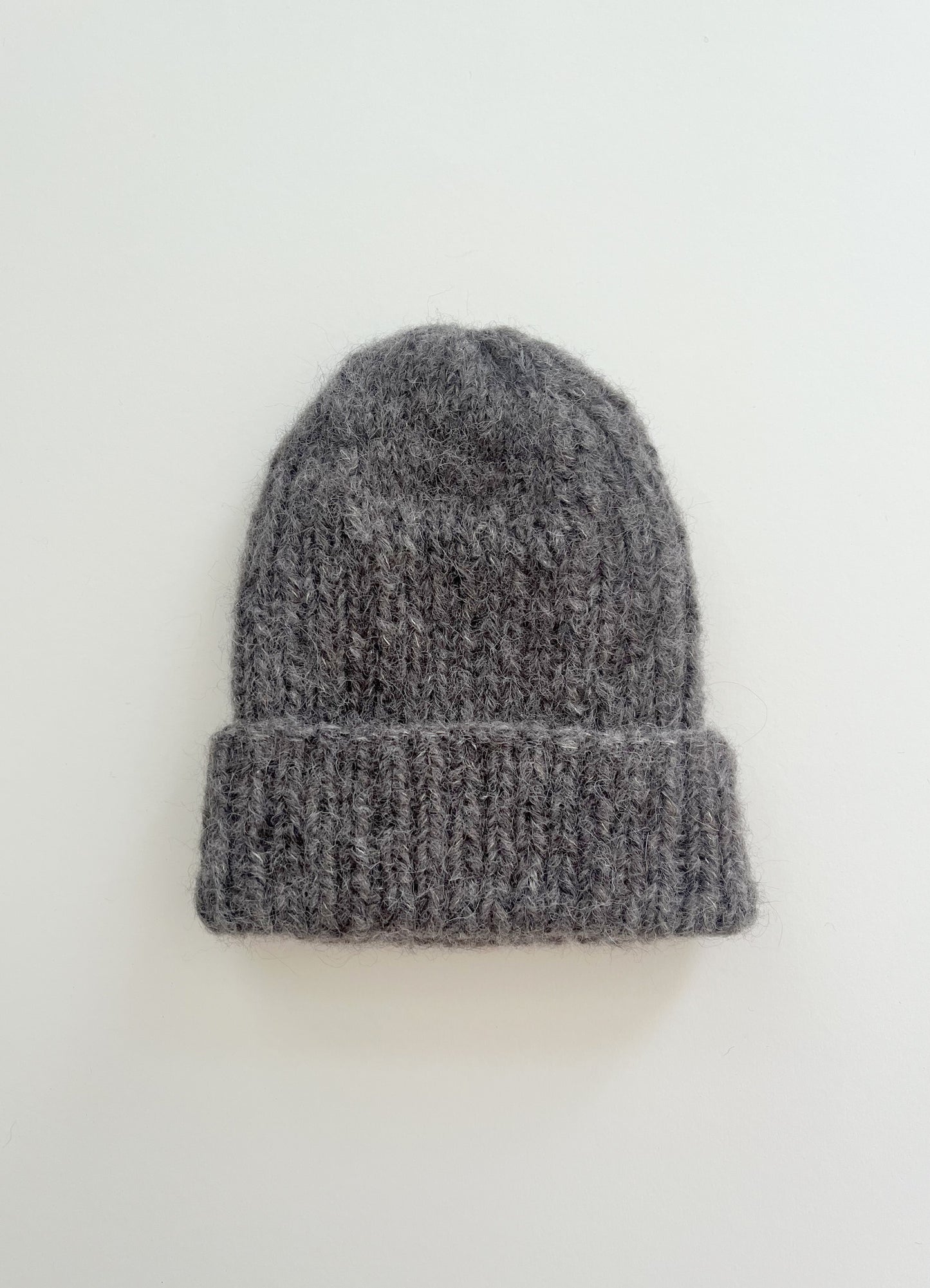 Graue Alpaka Mütze handgestrickt - weich, warm & zeitlos aus Alpaka & Seide