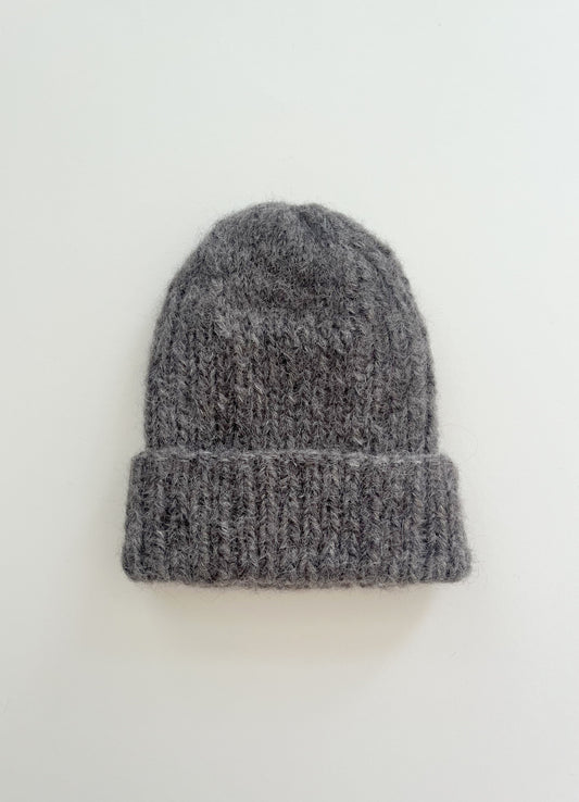 Graue Alpaka Mütze handgestrickt - weich, warm & zeitlos aus Alpaka & Seide