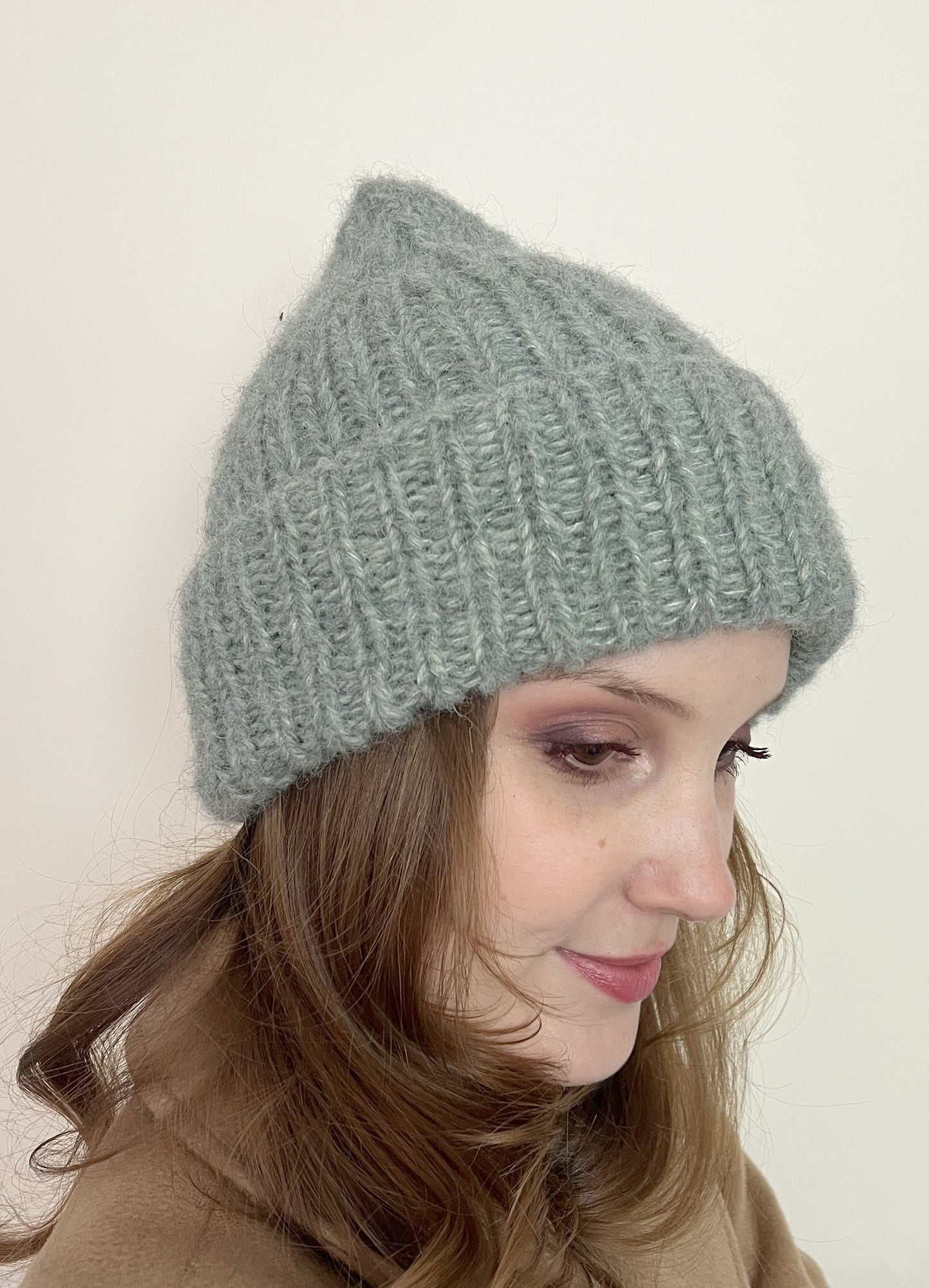 Salbeigrüne Alpaka Mütze handgestrickt - warm, weich & modern