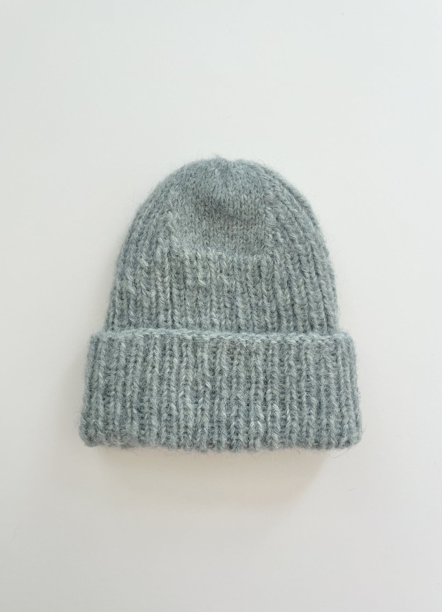 Salbeigrüne Alpaka Mütze handgestrickt - warm, weich & modern