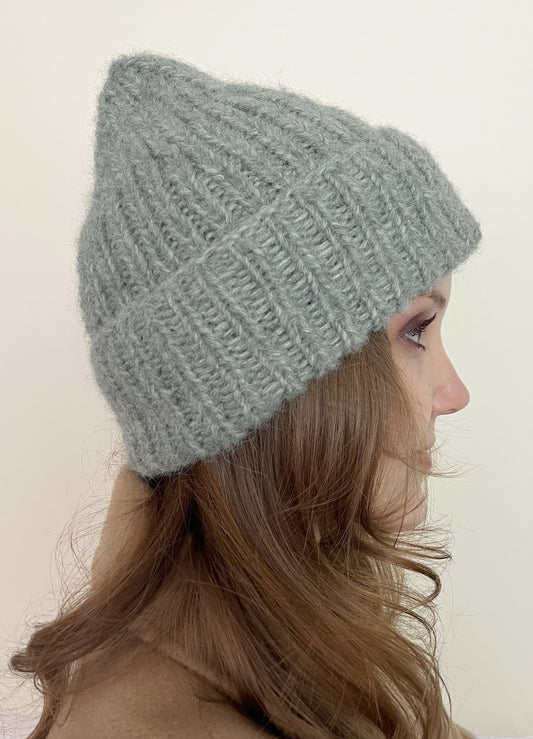 Salbeigrüne Alpaka Mütze handgestrickt - warm, weich & modern