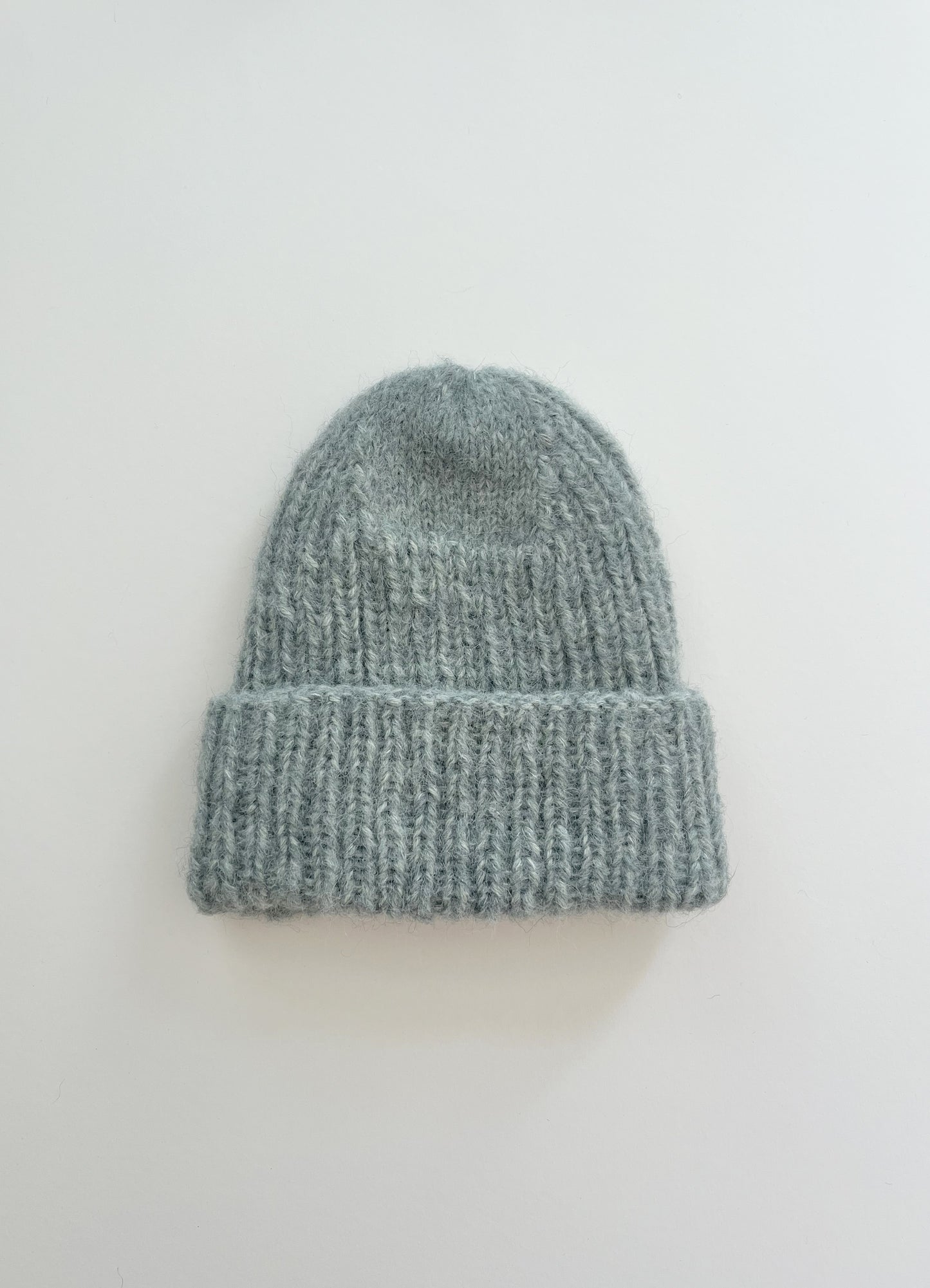 Salbeigrüne Alpaka Mütze handgestrickt - warm, weich & modern