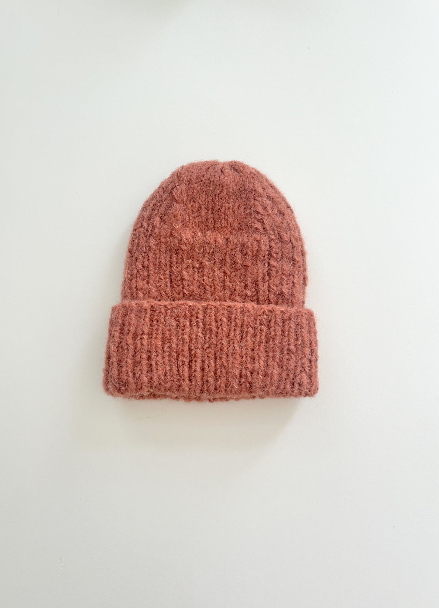 Rot orange Alpaka Mütze handgestickt - weich, warm & modern
