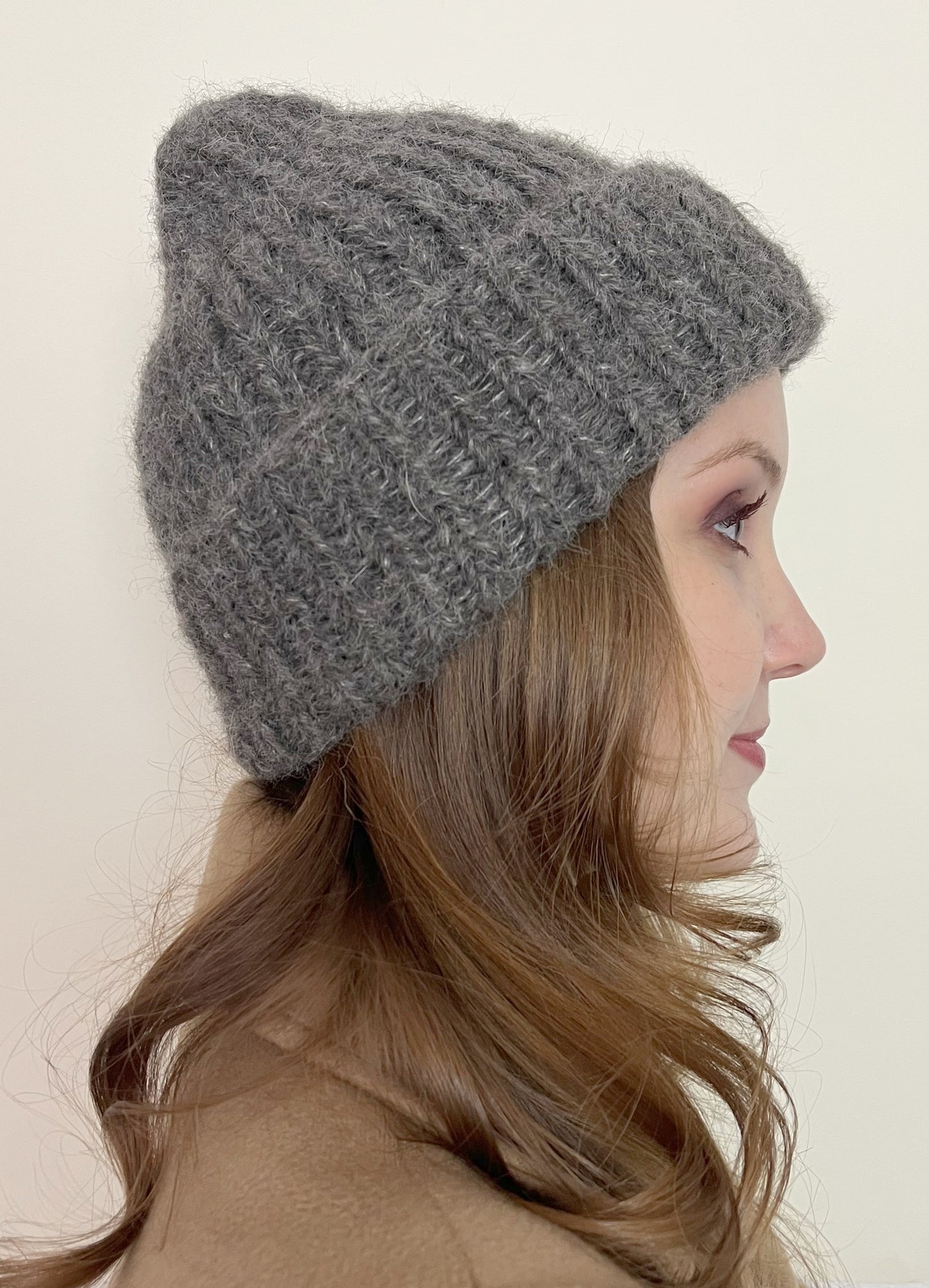 Graue Alpaka Mütze handgestrickt - weich, warm & zeitlos aus Alpaka & Seide