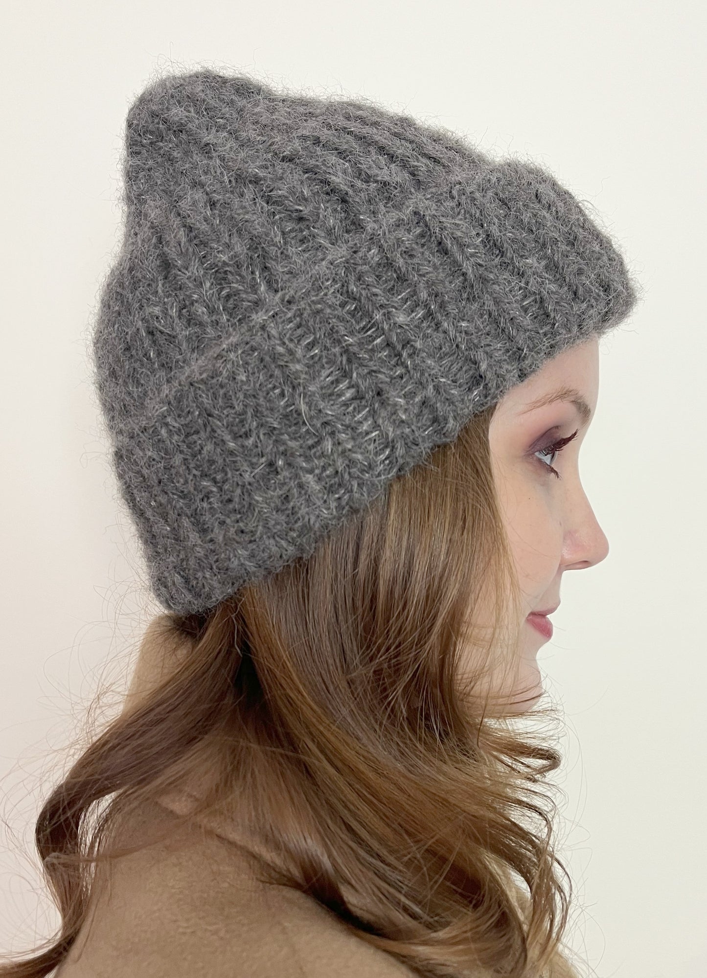 Graue Alpaka Mütze handgestrickt - weich, warm & zeitlos aus Alpaka & Seide