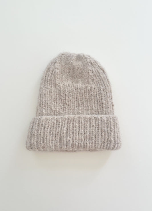 Beige Alpaka Mütze handgestrickt - warm, weich & modern