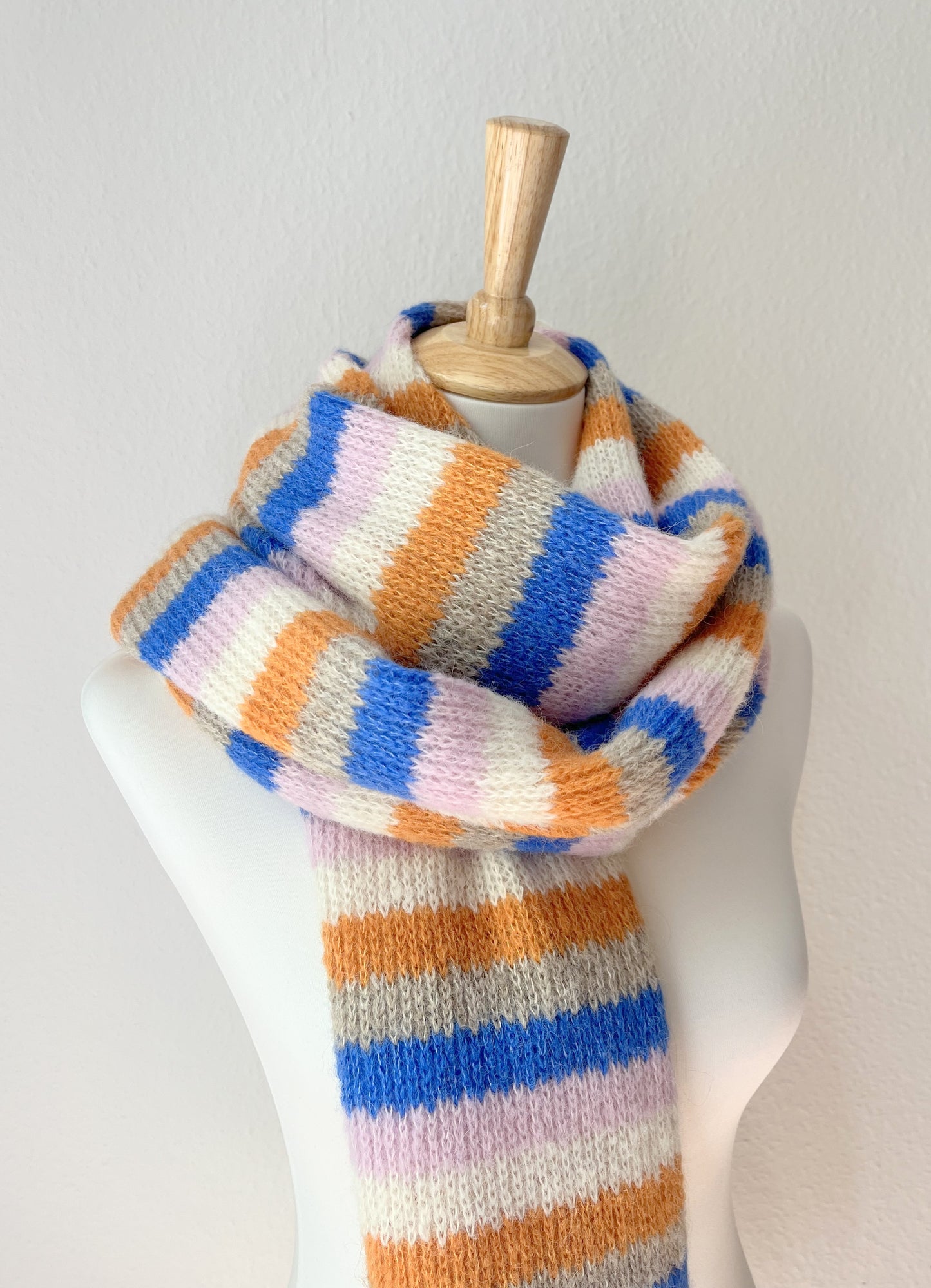 Gestreifter Alpaka Schal Damen in Blau, Orange & Rosa – weich & handgefertigt