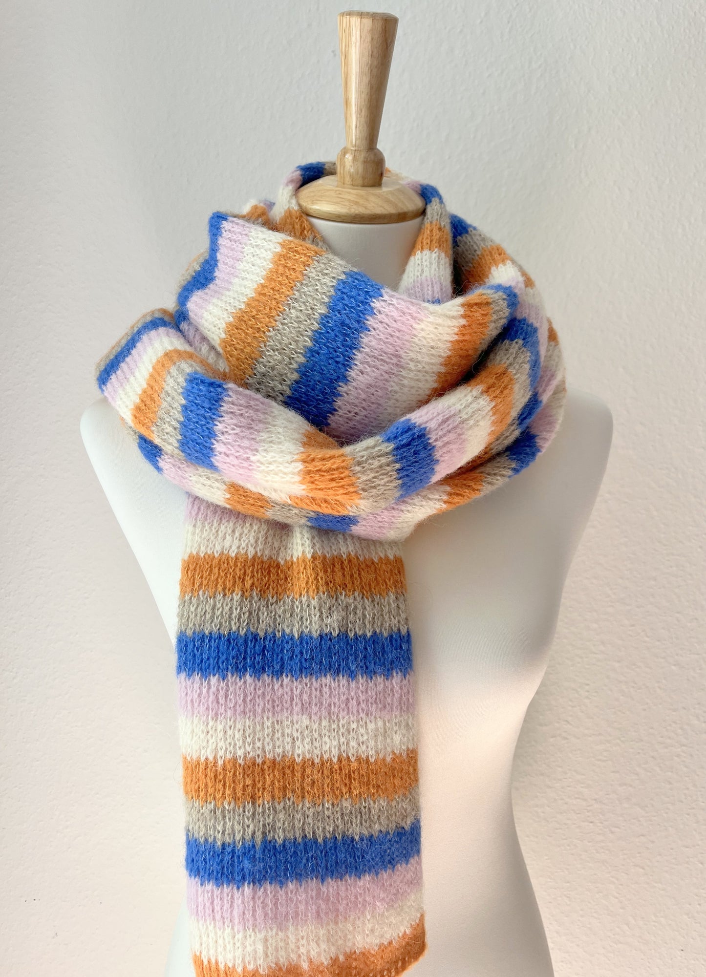 Gestreifter Alpaka Schal Damen in Blau, Orange & Rosa – weich & handgefertigt