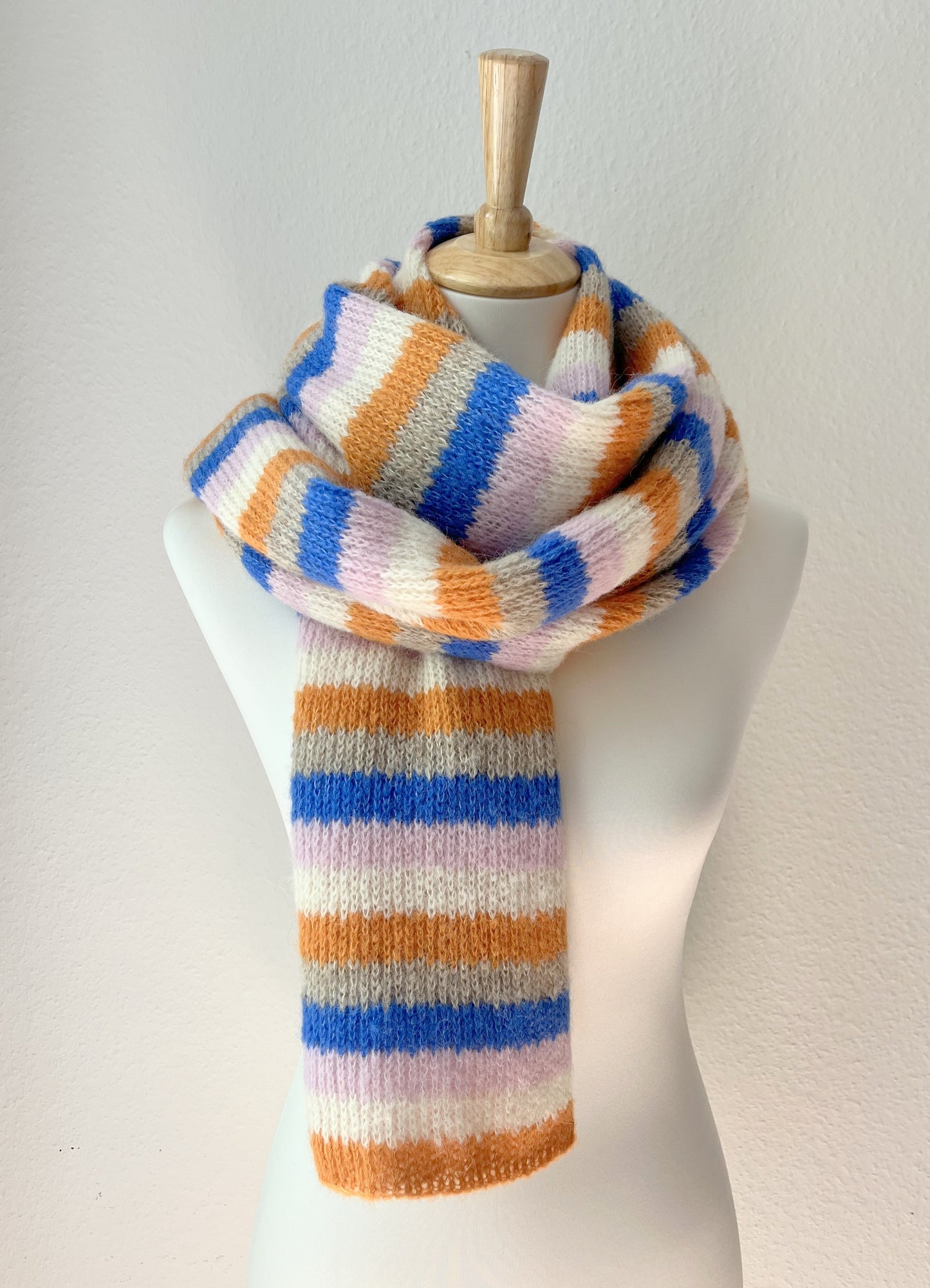 Gestreifter Alpaka Schal Damen in Blau, Orange & Rosa – weich & handgefertigt