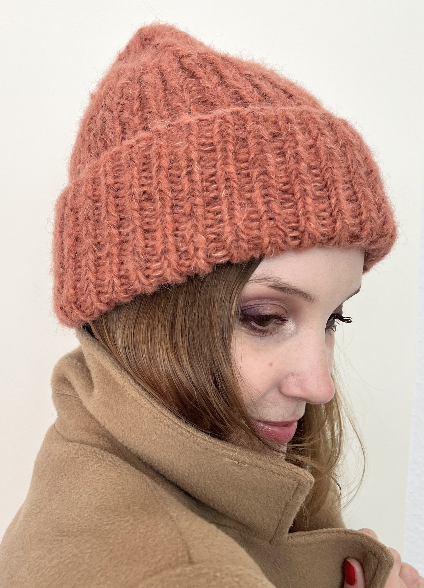 Rot orange Alpaka Mütze handgestickt - weich, warm & modern