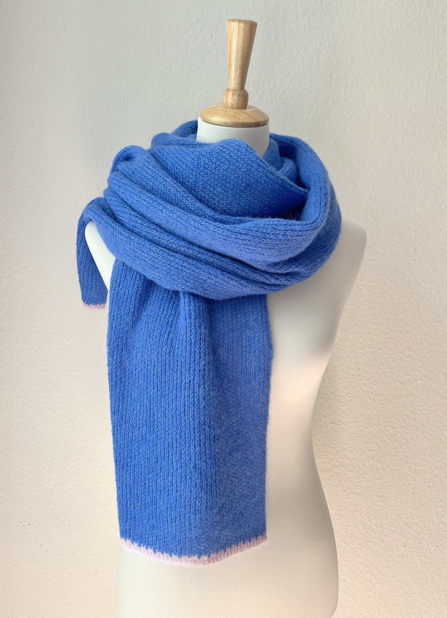 Blauer Alpaka Schal Damen – handgefertigt aus Alpaka & Seide, weich & warm