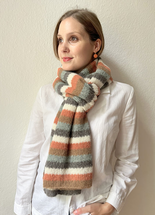 Gestreifter Alpakaschal Damen in braun, salbeigrün und grau - weich und handgefertigt