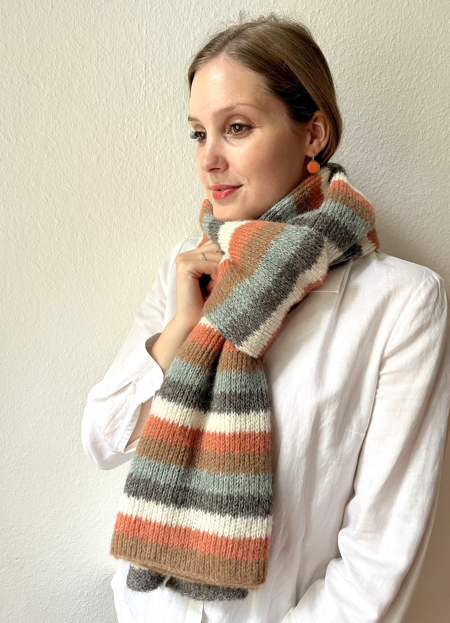 Gestreifter Alpakaschal Damen in braun, salbeigrün und grau - weich und handgefertigt