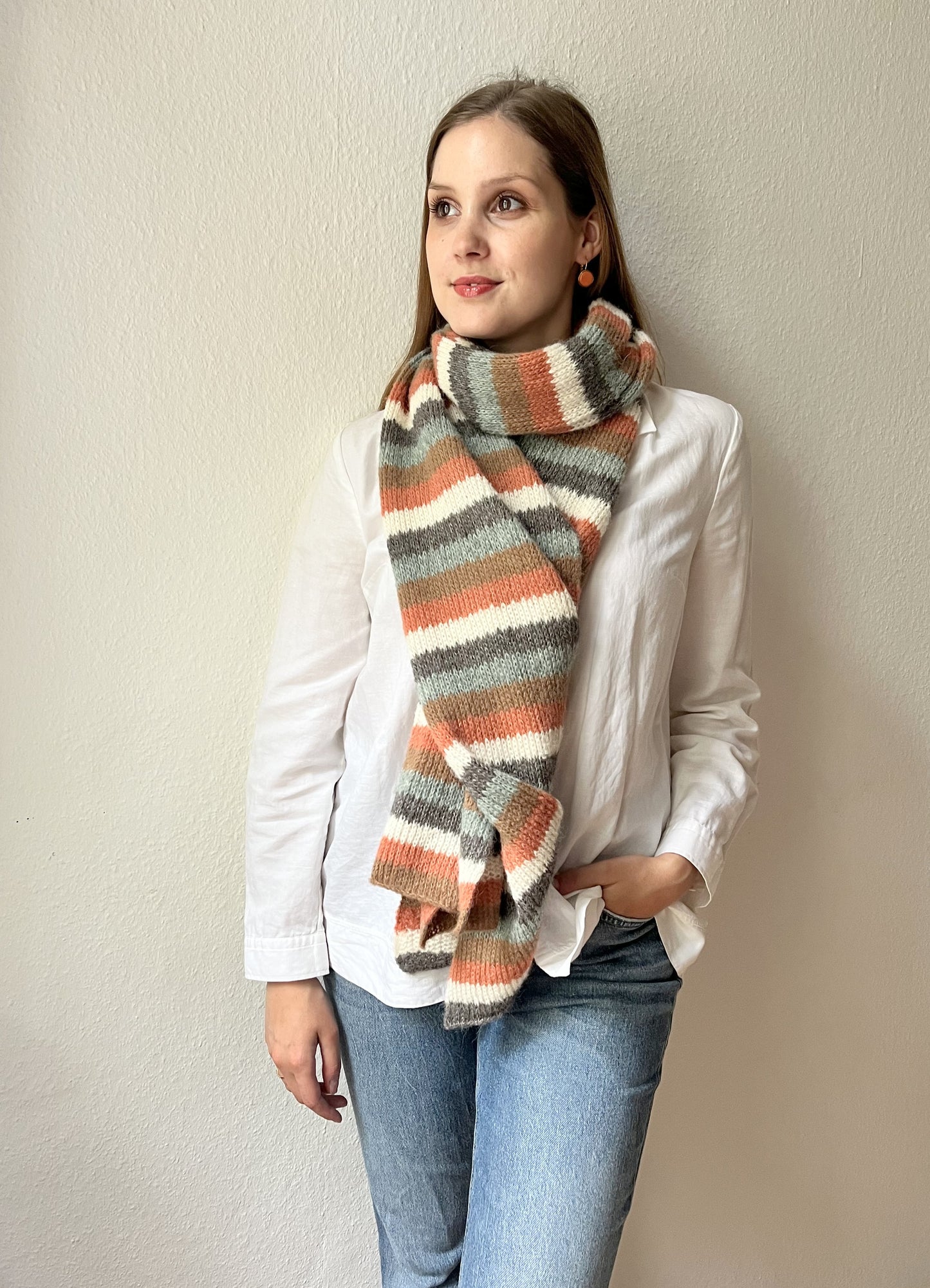 Gestreifter Alpakaschal Damen in braun, salbeigrün und grau - weich und handgefertigt