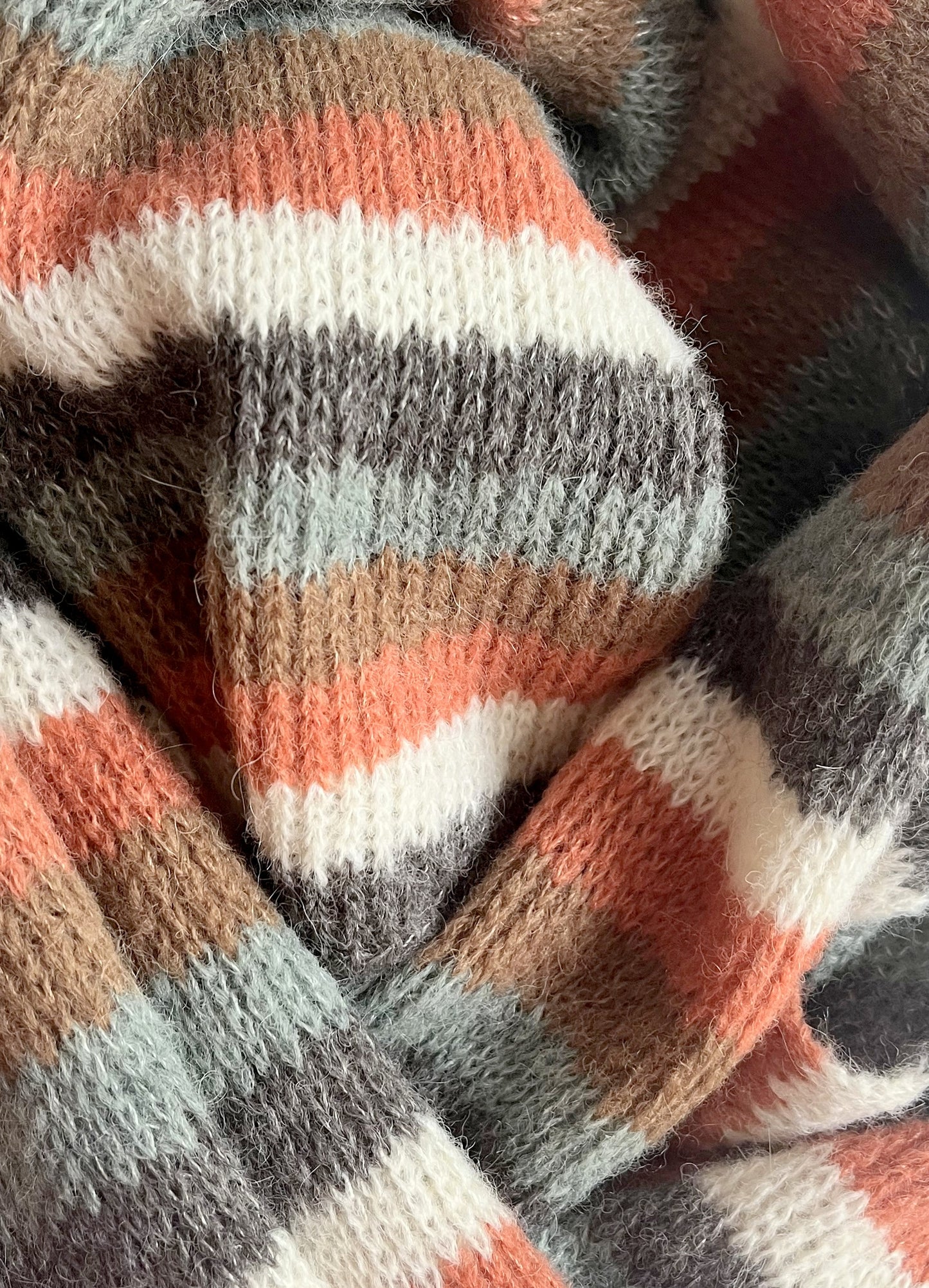 Gestreifter Alpakaschal Damen in braun, salbeigrün und grau - weich und handgefertigt