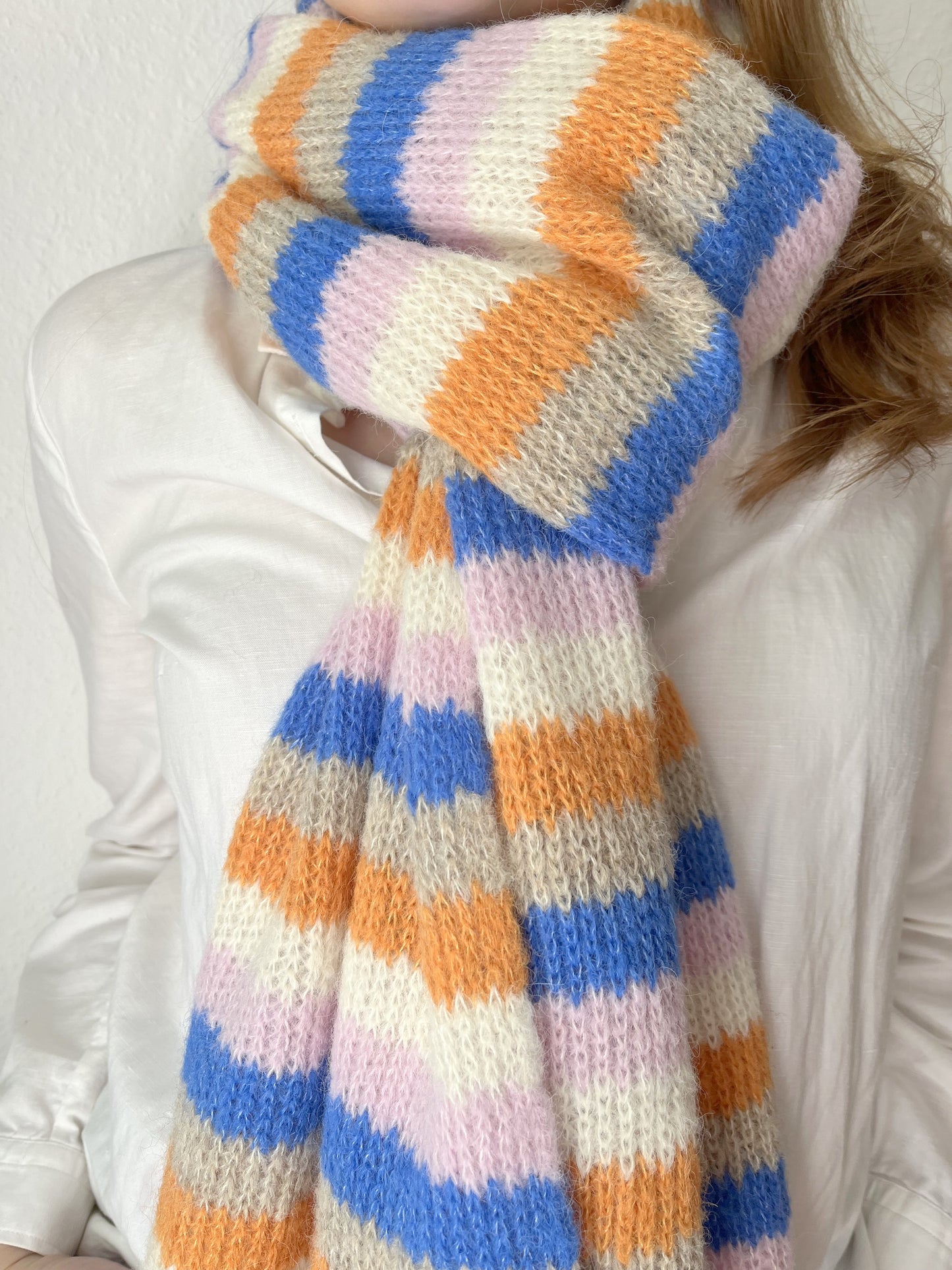 Gestreifter Alpaka Schal Damen in Blau, Orange & Rosa – weich & handgefertigt
