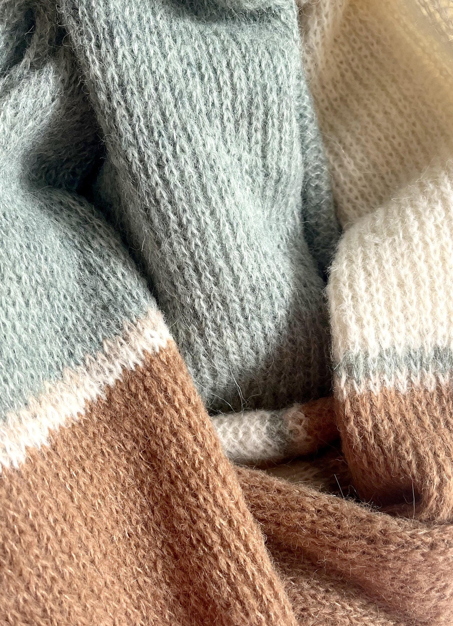 Gestreifter Alpaka Schal Damen mit Blockstreifen – weich, warm & handgefertigt aus Alpaka & Seide