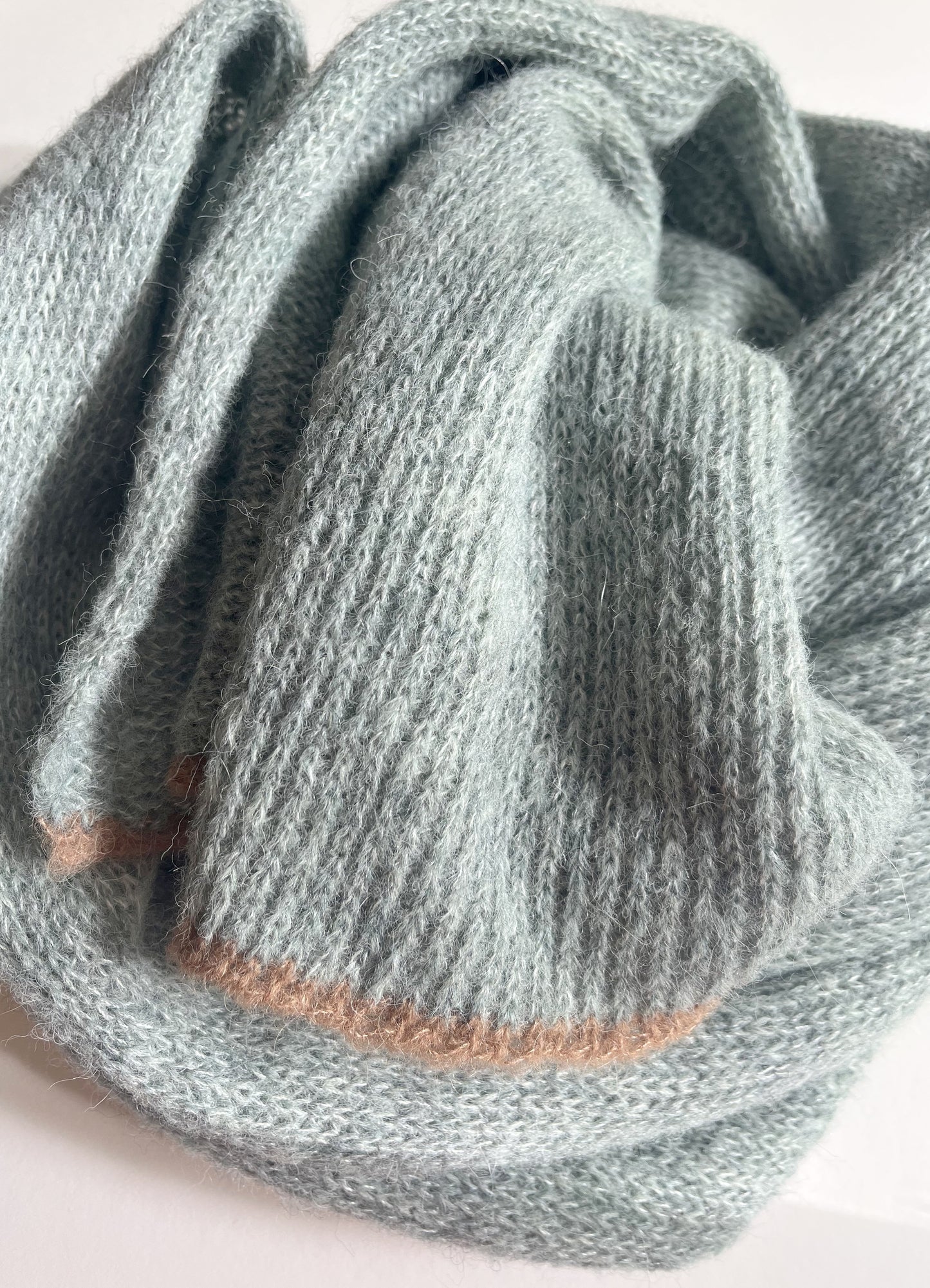 Salbeigrüner Alpakaschal Damen - handgefertigt aus Alpaka & Seide - weich & warm