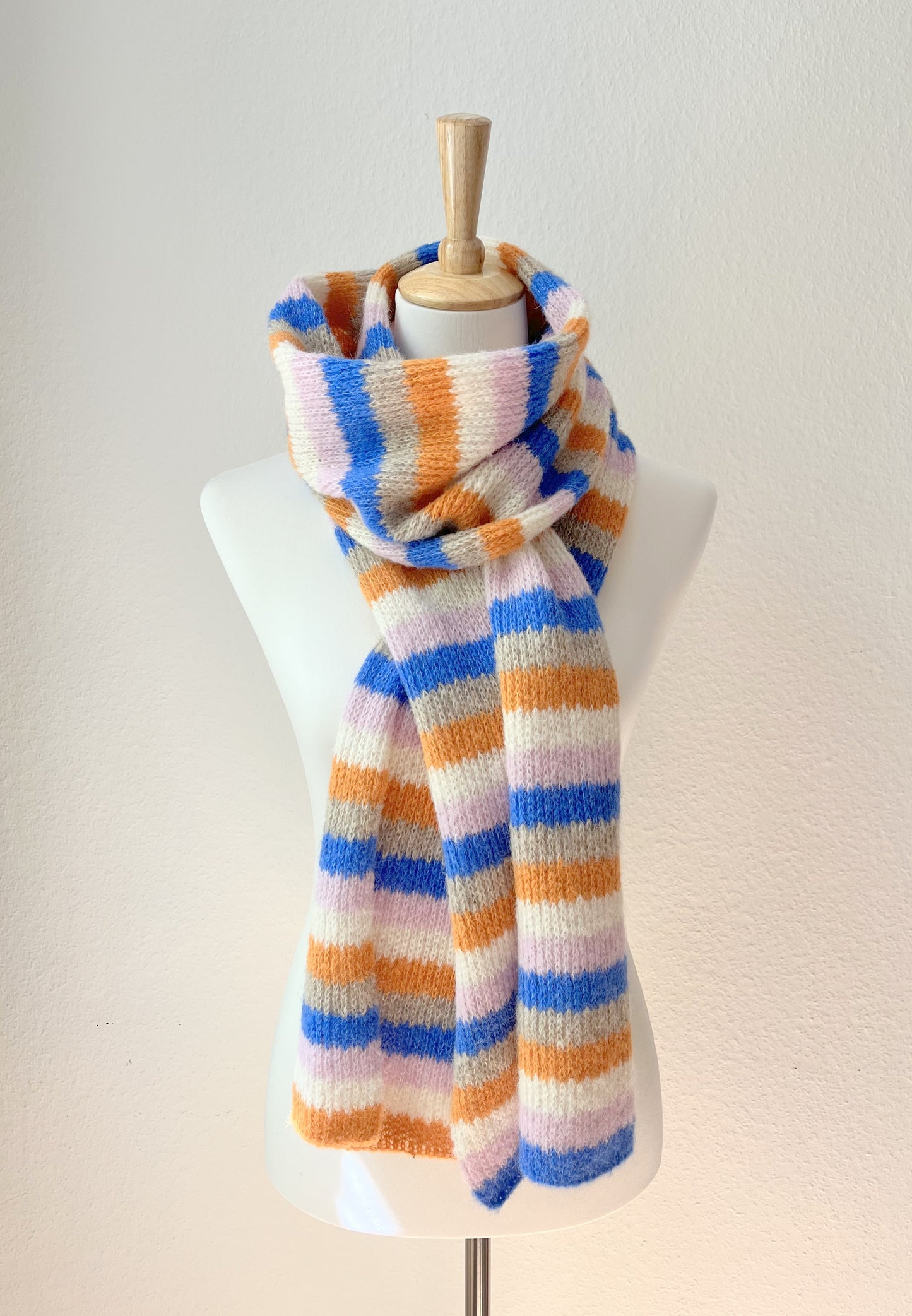 Gestreifter Alpaka Schal Damen in Blau, Orange & Rosa – weich & handgefertigt