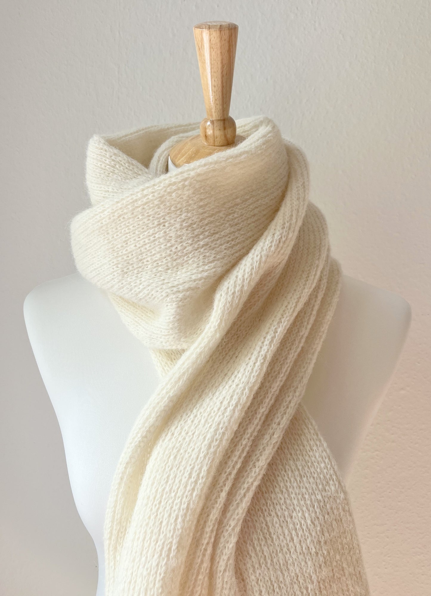 Cremeweißer Alpaka Schal Damen - handgefertigt aus Alpakawolle & Seide - weich & warm