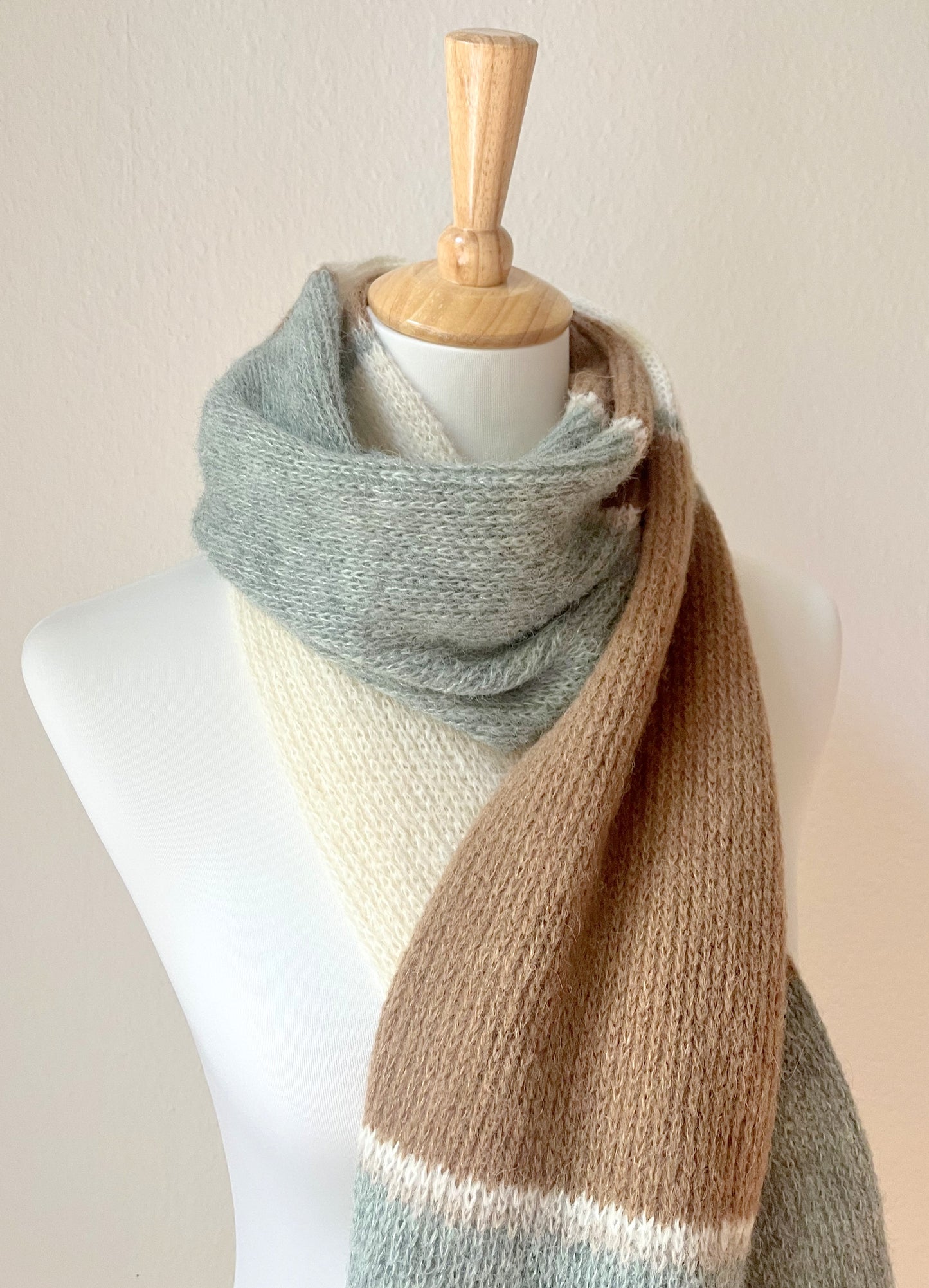 Gestreifter Alpaka Schal Damen mit Blockstreifen – weich, warm & handgefertigt aus Alpaka & Seide
