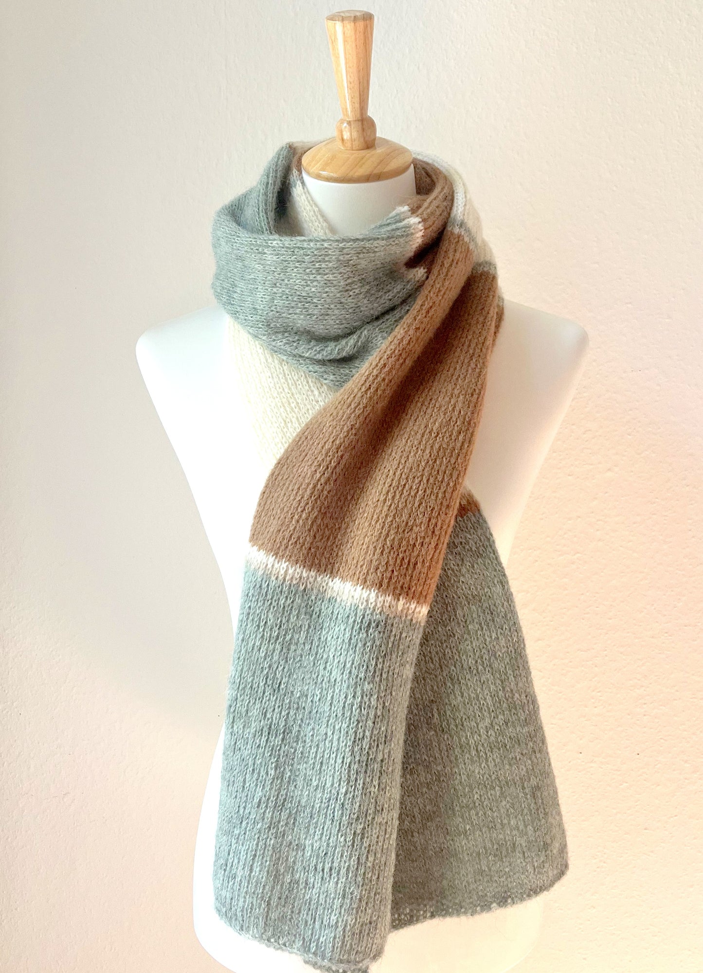 Gestreifter Alpaka Schal Damen mit Blockstreifen – weich, warm & handgefertigt aus Alpaka & Seide