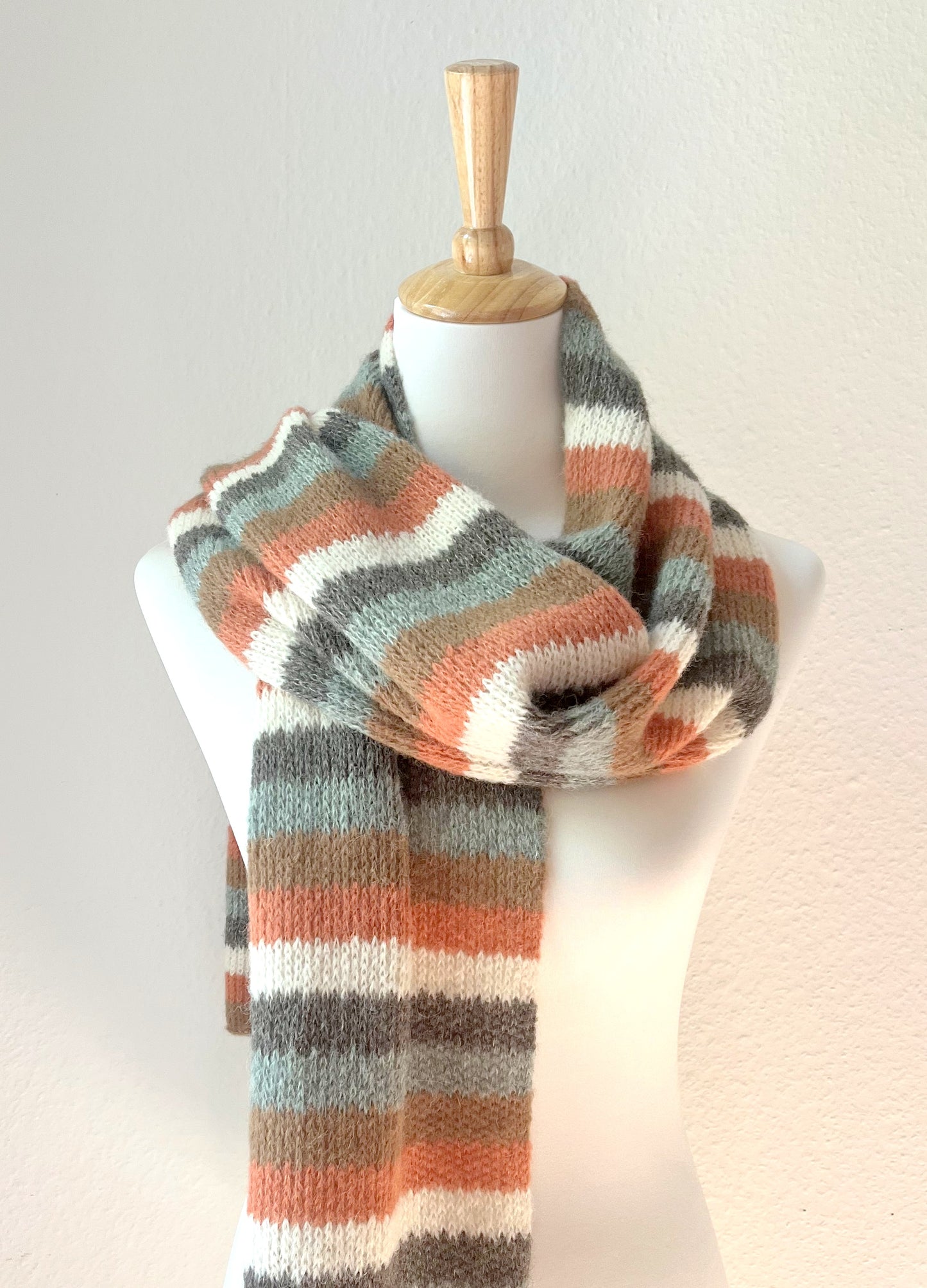 Gestreifter Alpakaschal Damen in braun, salbeigrün und grau - weich und handgefertigt