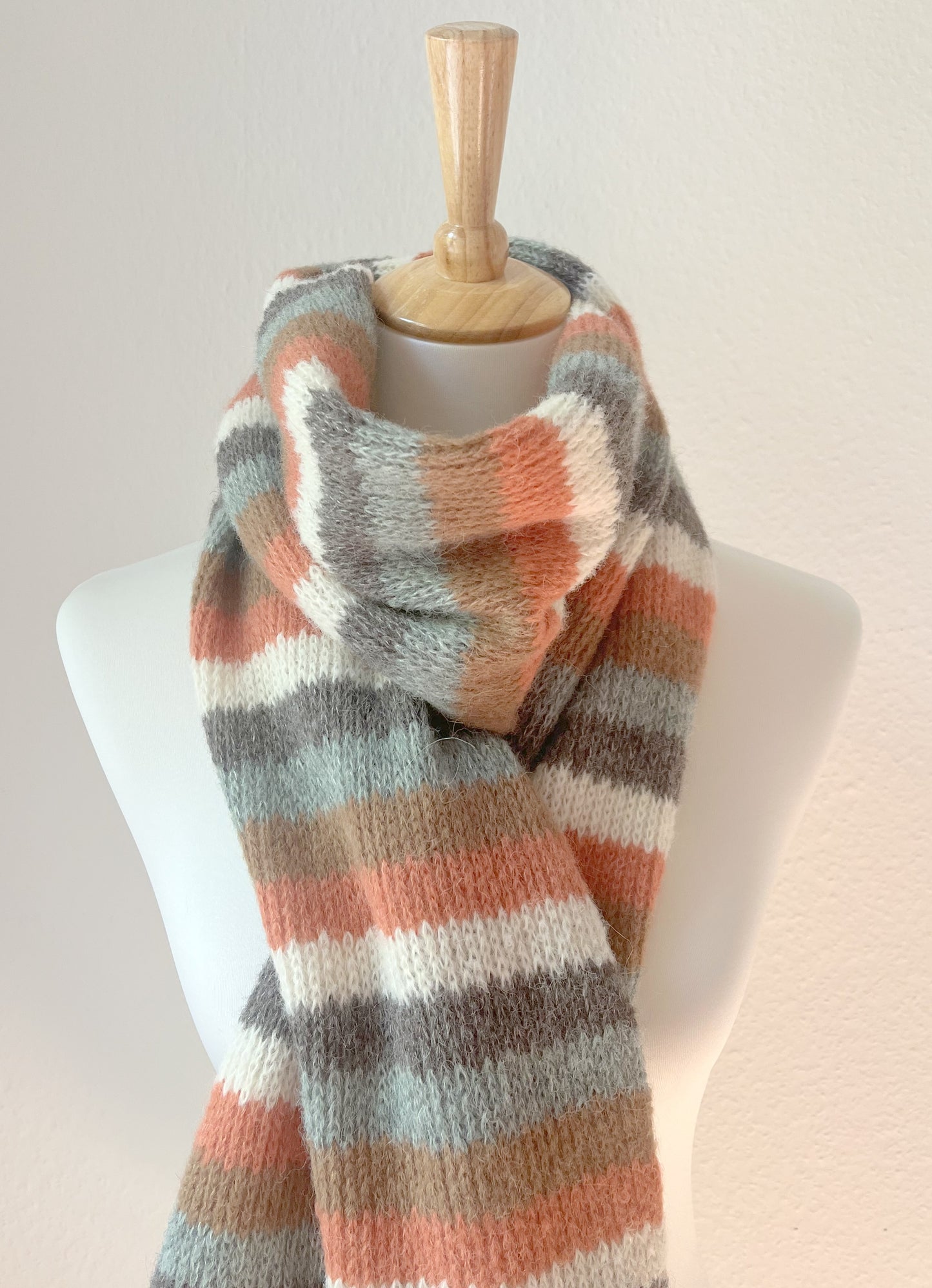 Gestreifter Alpakaschal Damen in braun, salbeigrün und grau - weich und handgefertigt